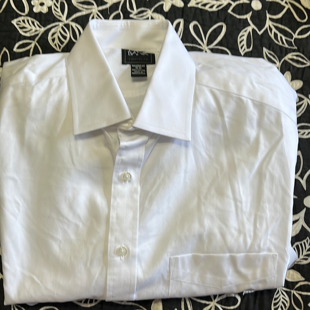 (473)NWOT Mens long sleeve white dress shirt by Jos A Bank. Size 15-32.